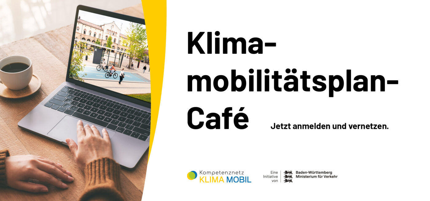 Links im Bild ist ein Laptop aufgeklappt , daneben eine gefüllte Kaffeepause. Man sieht die Hände einer Person auf dem Cursor, auf dem Bildschirm ist das Titelbild des Leitfadens für Klimamobilitätspläne zu sehen. Rechts im Bild steht auf Weiß: Klimamobilitätsplan -Café und kleiner: Jetzt anmelden und vernetzen.